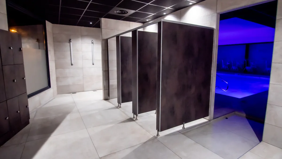 Planète Fitness Carré Sud : les douches et la piscine