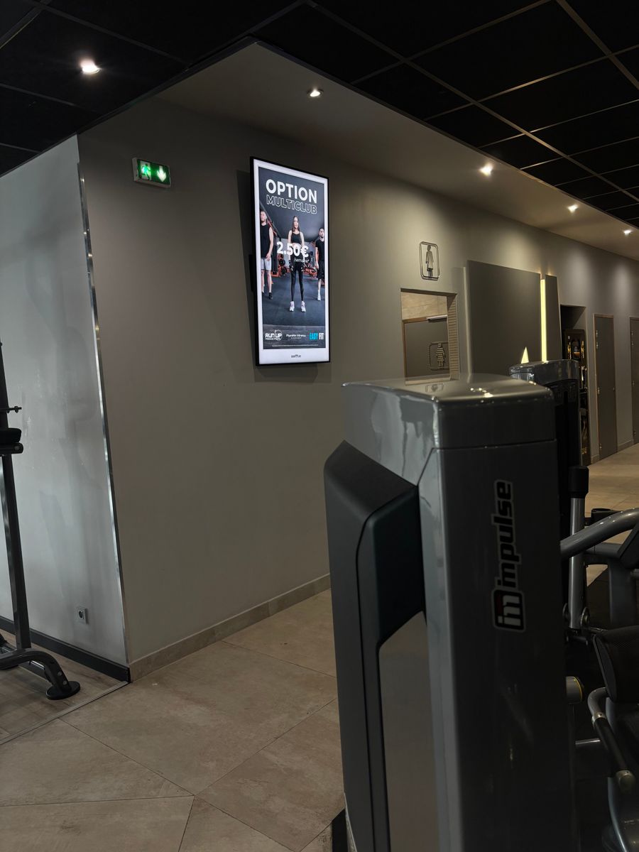 Écran digital dans un couloir de club