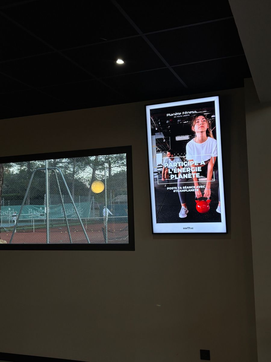 Écran digital près d'un espace cardio