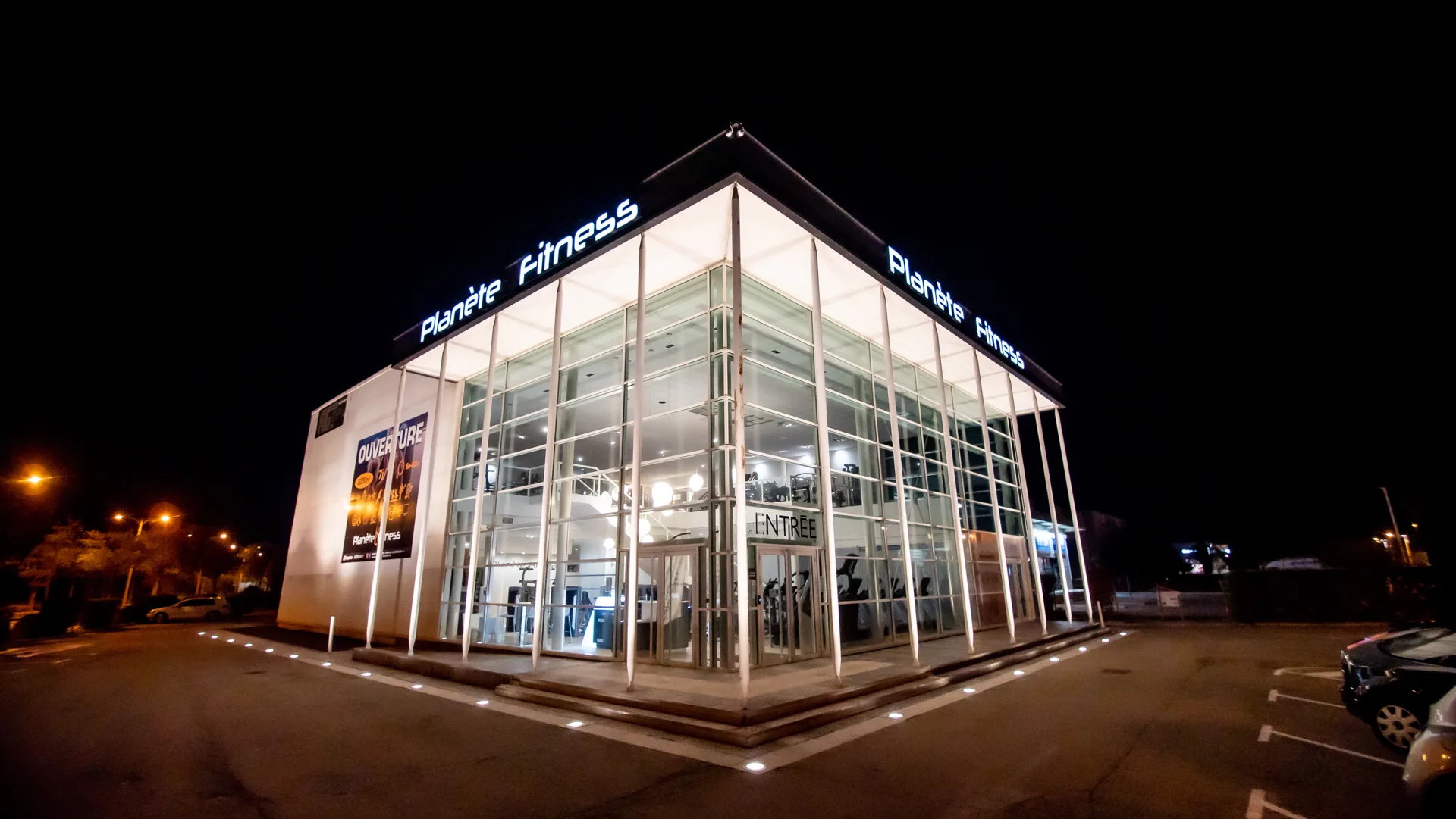 Le club Planète Fitness Nîmes Carré Sud, de nuit
