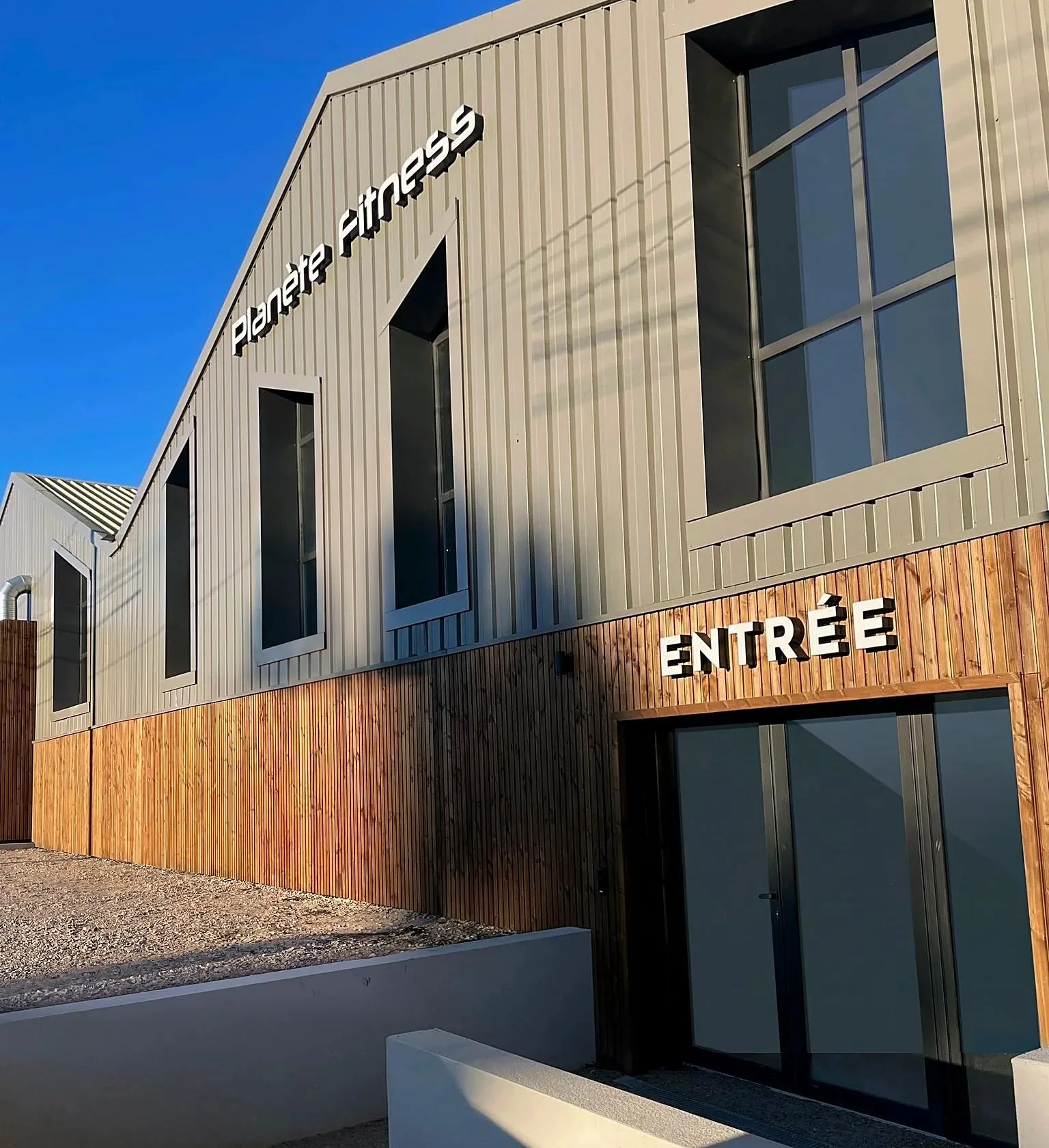 Façade du club Planète Fitness Carreau de Lanes