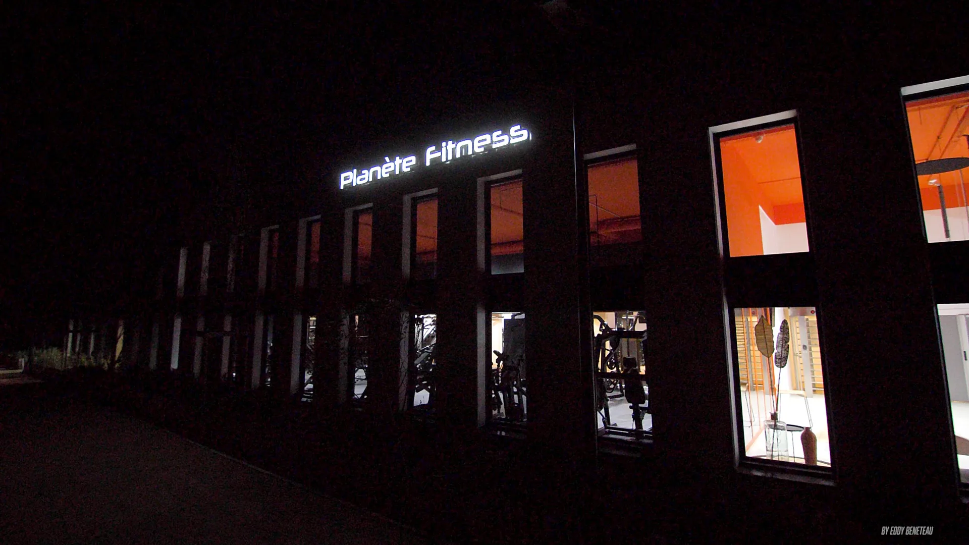 Façade du club Planète Fitness Dijon