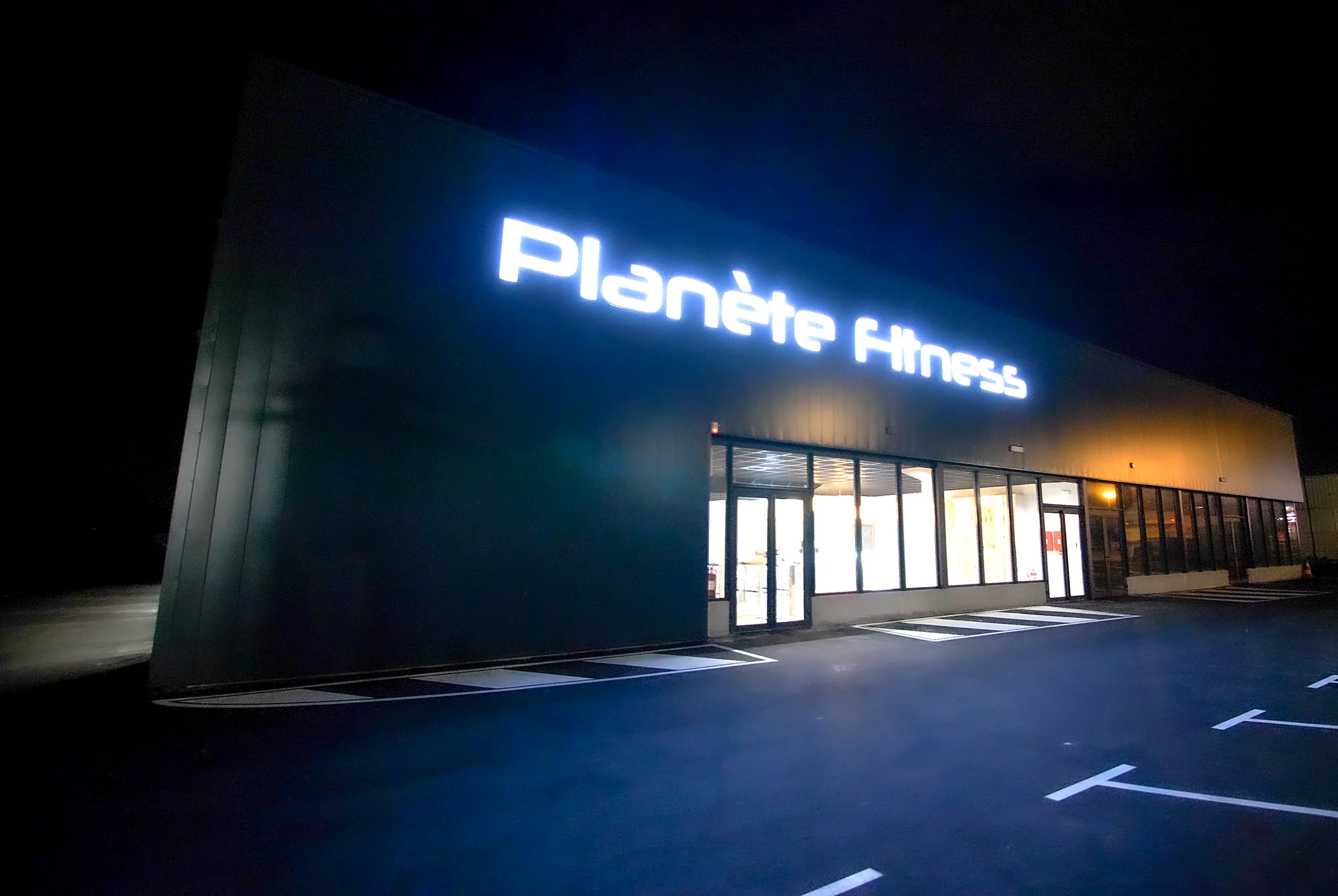 Façade du club Planète Fitness Mas des Rosiers